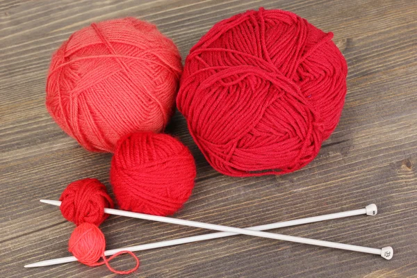 Filati di maglia rossi su tavola di legno primo piano — Foto Stock