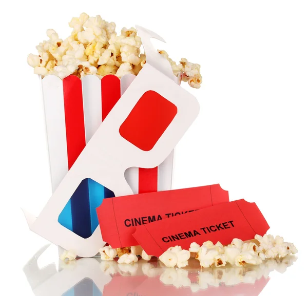 Popcorn con bicchieri e biglietti isolati su bianco — Foto Stock