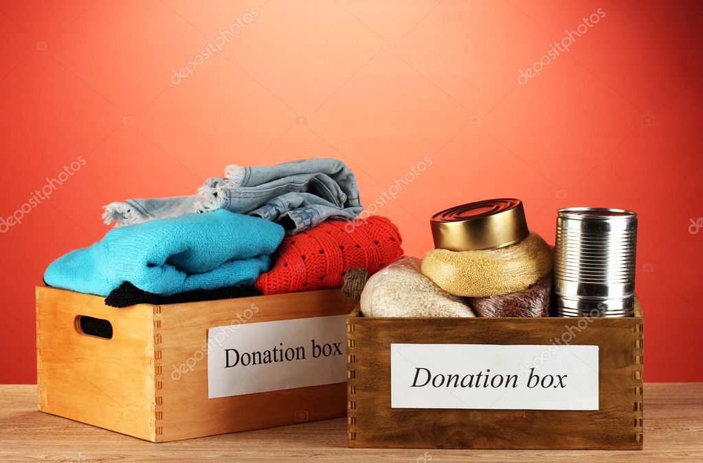 Donation kasser tøj og mad på rød baggrund close-up — Stock-foto © belchonock #11986589
