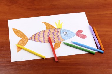 Ahşap zemin üzerine altın balık ve kalem çocuk çizim