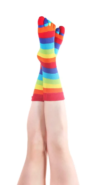 다채로운 줄무늬 양말 흰색 절연에 여자 다리 — 스톡 사진