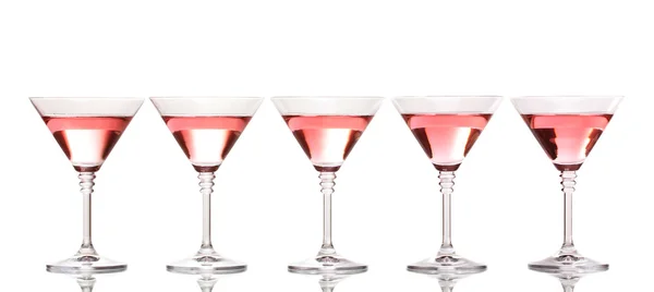 Coquetel vermelho em copos de martini isolados em branco — Fotografia de Stock