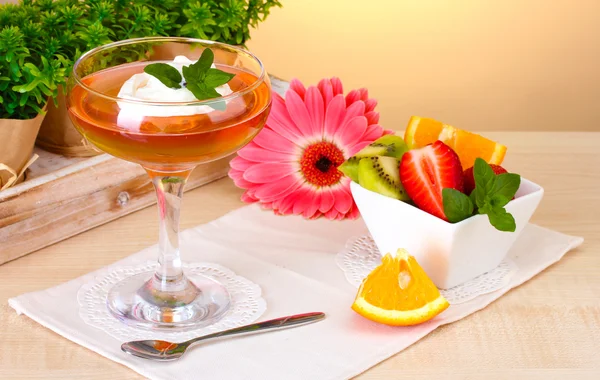 Jalea de frutas en vidrio y frutas en la mesa en la cafetería — Foto de Stock
