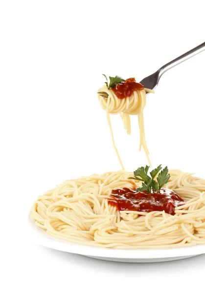 Espaguete italiano cozido em uma placa branca com garfo no fundo branco close-up — Fotografia de Stock