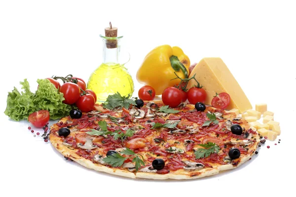 Νόστιμη πίτσα και λαχανικά που απομονώνονται σε λευκό — Φωτογραφία Αρχείου
