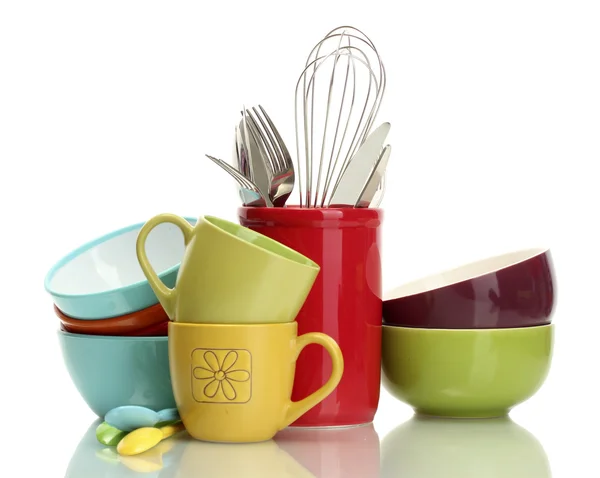 Tigelas vazias brilhantes, copos e utensílios de cozinha isolados em branco — Fotografia de Stock