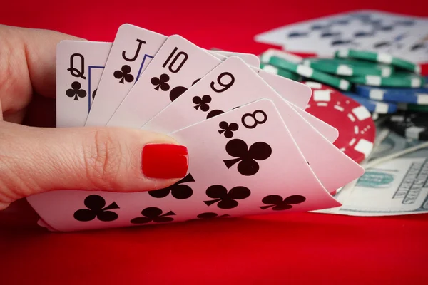 Die Hand der Frau hält Spielkarten gerade bündig — Stockfoto