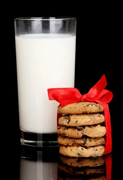 दूध और कुकीज़ का ग्लास काले पर अलग — स्टॉक फ़ोटो, इमेज
