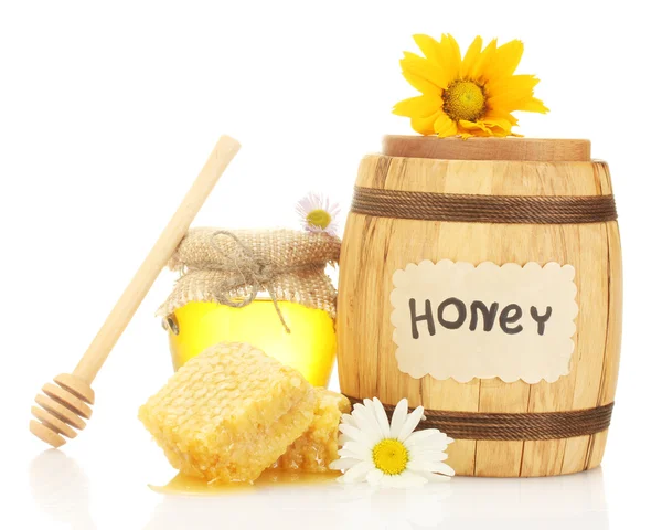 Mel doce em jarra e barril com favo de mel, drizzler de madeira e flores isoladas em branco — Fotografia de Stock