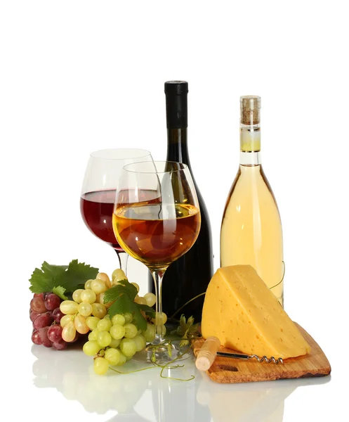 Botellas y copas de vino, queso y uvas maduras aisladas sobre blanco —  Fotos de Stock