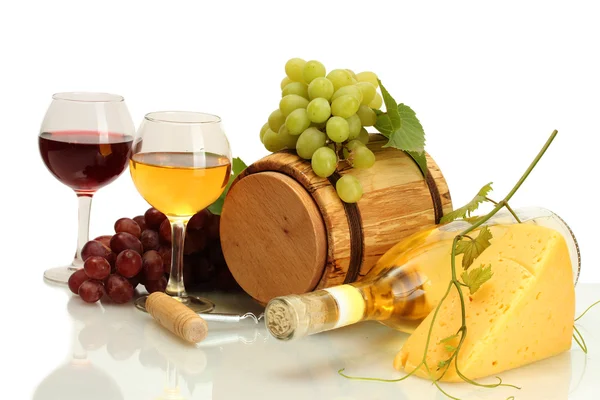 Vat, fles en glazen wijn, kaas en rijpe druiven geïsoleerd op wit — Stockfoto