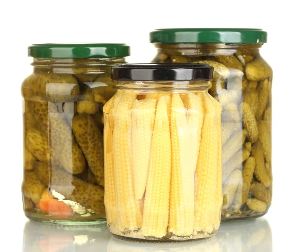 白で隔離される野菜の缶詰の jar ファイル — ストック写真