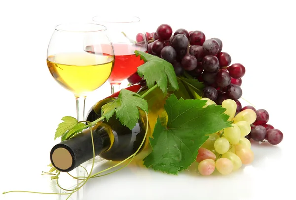 Bottiglia e calici di vino e uva matura isolati su bianco — Foto Stock