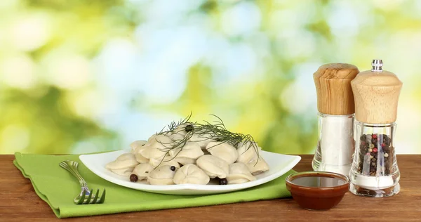 Deliciosas albóndigas cocidas en el plato sobre fondo verde brillante —  Fotos de Stock