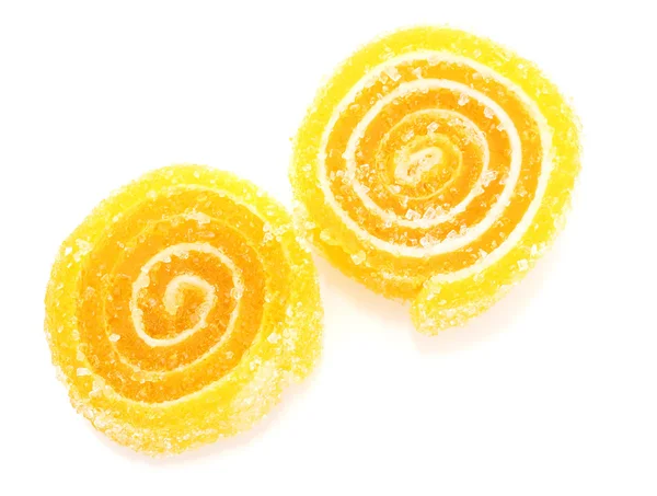 Желтые конфеты, изолированные на белом — стоковое фото