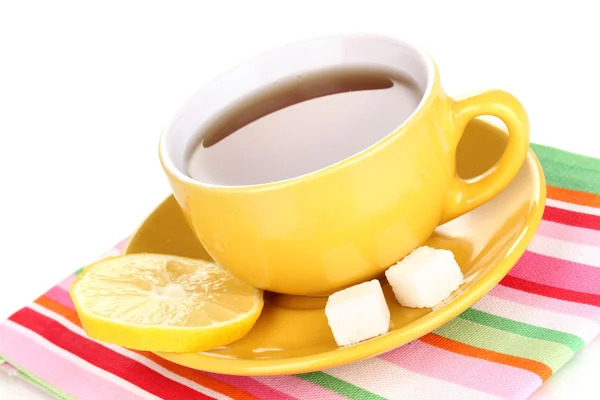 Gelbe Tasse und Untertasse isoliert auf weiß — Stockfoto