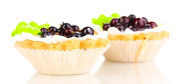 Сладкие пирожные с ягодами, изолированные на белом — стоковое фото