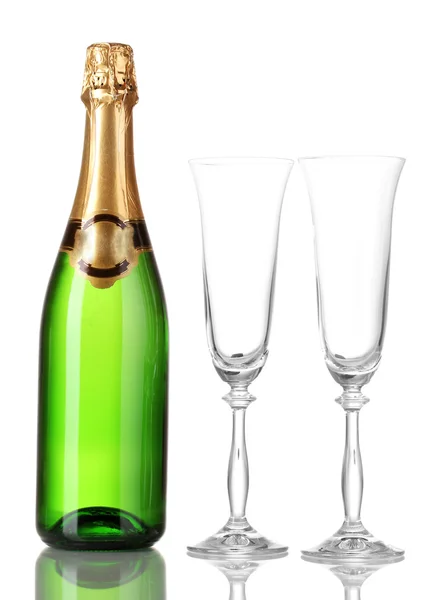 Garrafa de champanhe e taças isoladas em branco — Fotografia de Stock