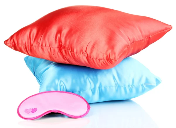 Máscara de dormir e travesseiros isolados em branco — Fotografia de Stock