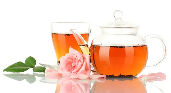 Bule e xícara de chá com rosa isolada em branco — Fotografia de Stock