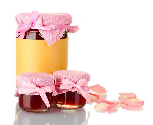 Frascos con mermelada de rosa y patals aislados en blanco — Foto de Stock