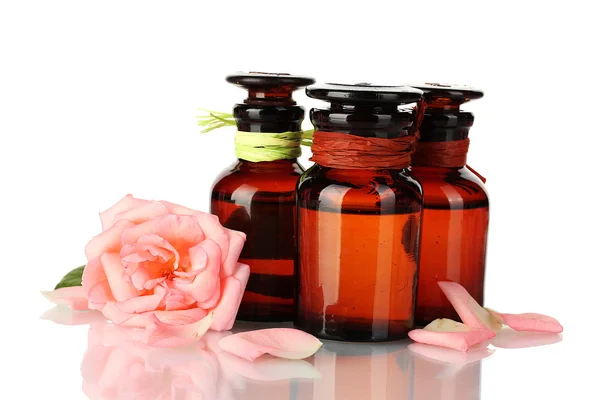 Flaskor olja och rose isolerad på vit — Stockfoto