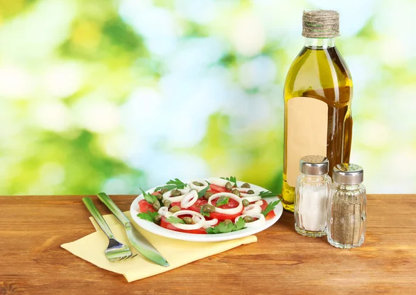 Salade avec câpres dans l'assiette sur fond vert vif — Photo