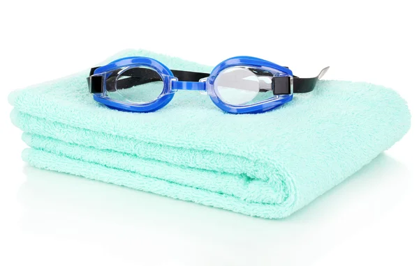 Simma glasögon på handduk isolerad på vit — Stockfoto