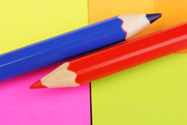 Renkli çıkartmalar zemin üzerine kalemler — Stok fotoğraf