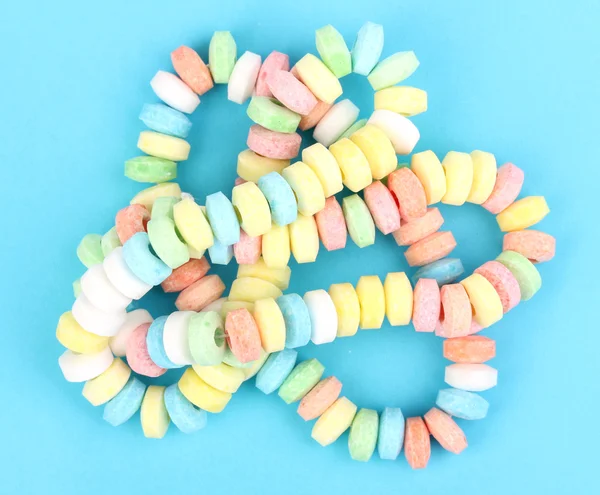 Цветные конфеты на веревке на голубом фоне — стоковое фото