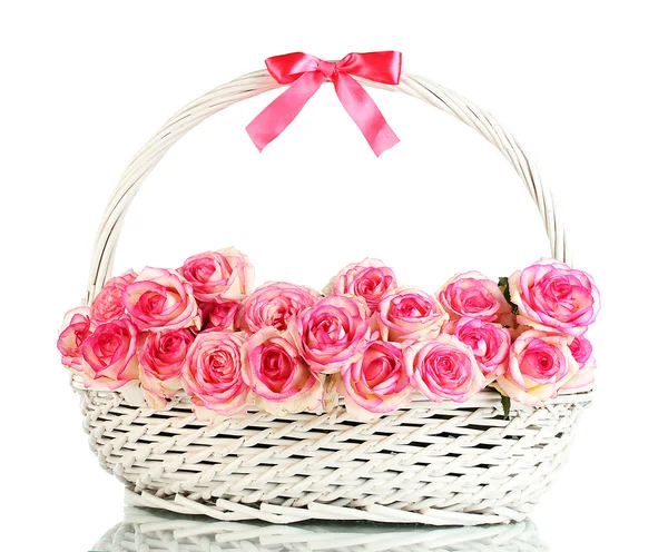 Schöner Strauß rosa Rosen im Korb, isoliert auf weiß — Stockfoto
