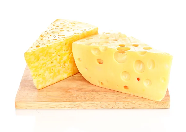 Leckeren Käse auf Holzbrett isoliert auf weiß — Stockfoto