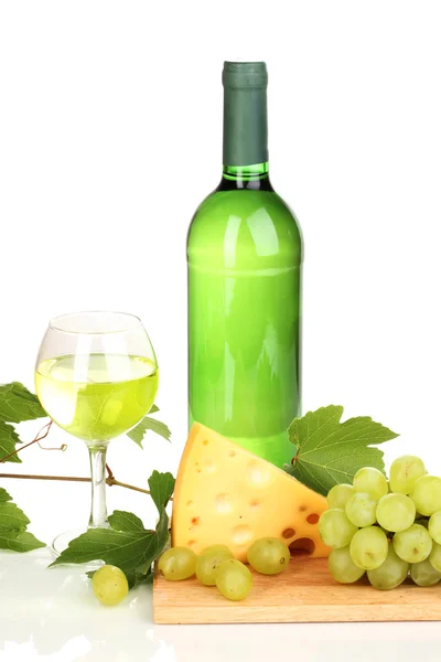 Бутылка отличного вина с вином и сыром изолированы на белом — стоковое фото