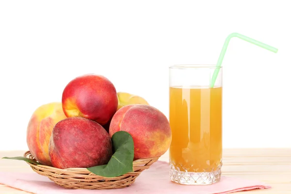 熟した桃と白い背景の上の木製のテーブルの上のジュース — ストック写真