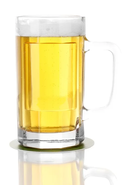 Vaso de cerveza aislado en blanco — Foto de Stock