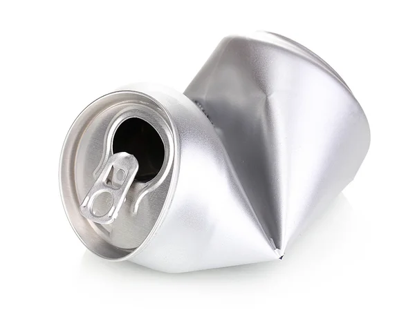 Crumpled lata vazia isolada em branco — Fotografia de Stock