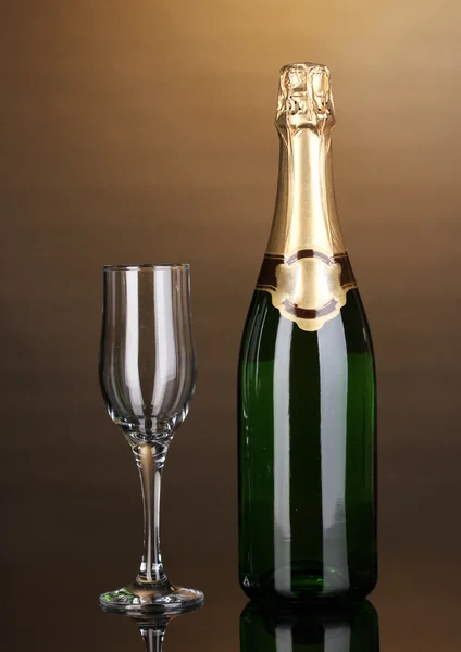 Garrafa de champanhe e cálice no fundo marrom — Fotografia de Stock