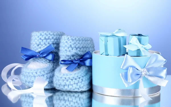 Красиві подарунки та дитячі приманки на синьому фоні — стокове фото