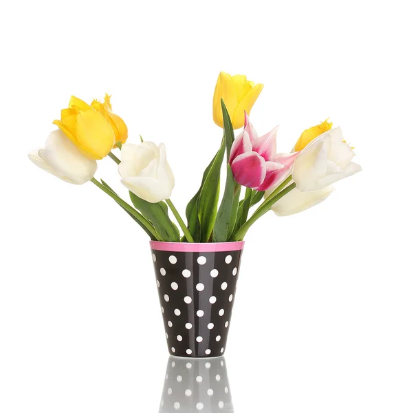 Belles tulipes dans un vase isolé sur blanc — Photo