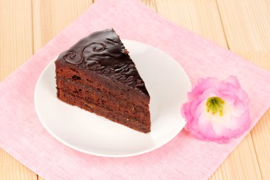 ahşap masa üstünde çikolata sacher pastası