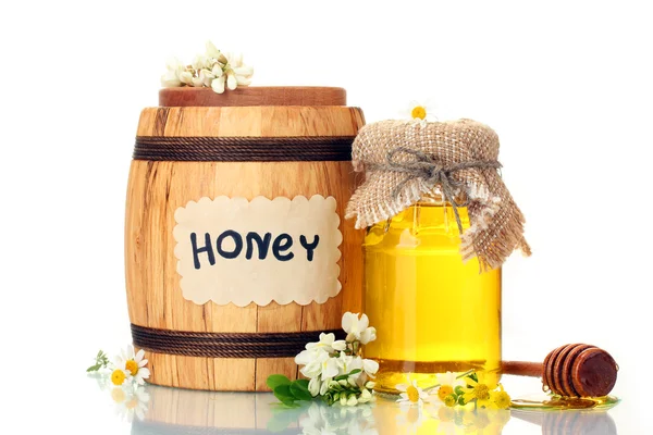 Miel dulce en barril y tarro con flores de acacia aisladas en blanco —  Fotos de Stock