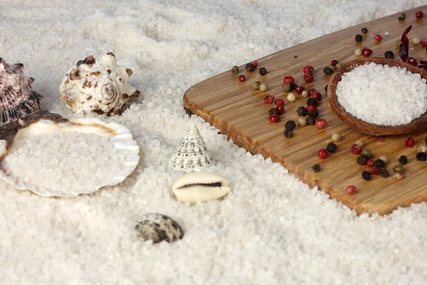 Морская соль на пляже и на разделочной доске крупным планом — стоковое фото
