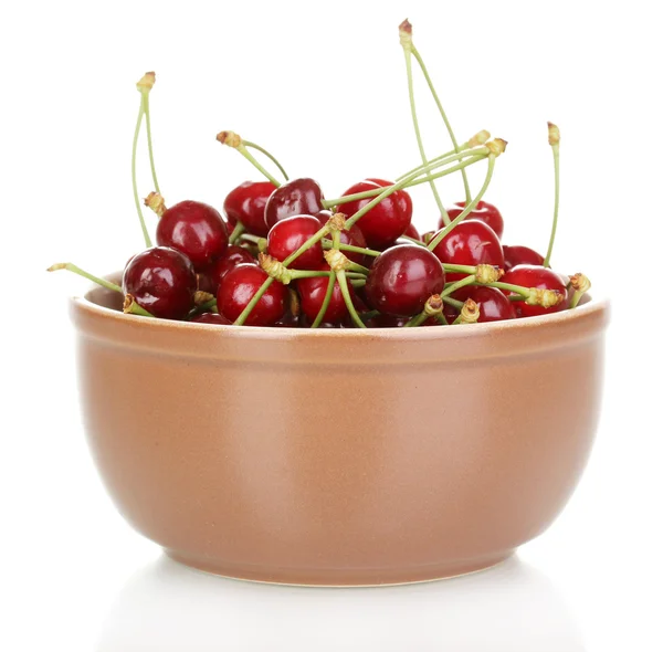 Спелые ягоды вишни в чаше изолированы на белом — стоковое фото