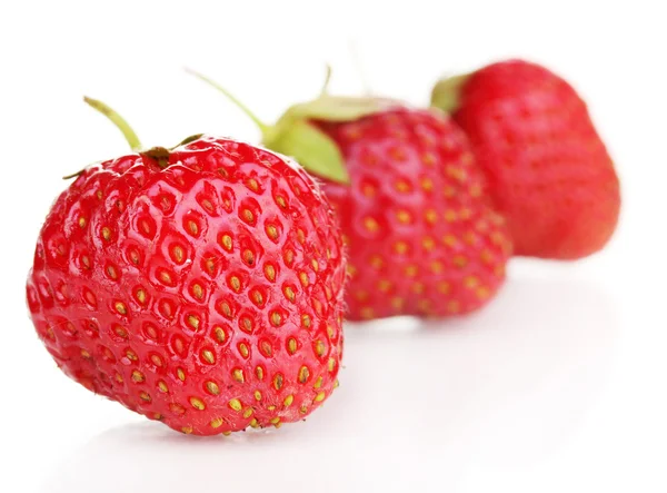 पांढरा वर वेगळे गोड परिपक्व स्ट्रॉबेरीज — स्टॉक फोटो, इमेज