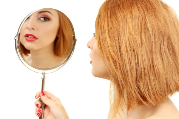 Portret de femeie frumoasă cu machiaj strălucitor, ea se uită la oglindă — Fotografie, imagine de stoc