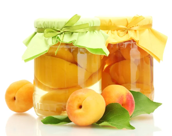 Konzervované meruňky v sklenice a sladké meruňky izolovaných na bílém — Stock fotografie