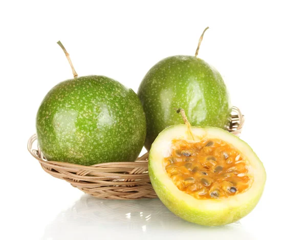 Grøn passionsfrugt isoleret på hvid baggrund close-up - Stock-foto