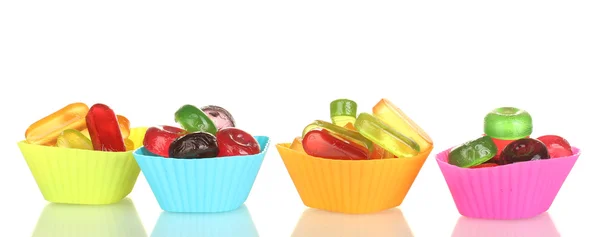Beyaz arka plan üzerinde izole lezzetli renkli şekerler — Stok fotoğraf
