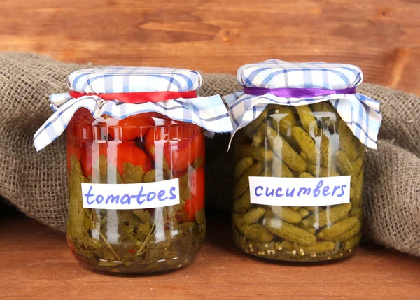 緑の背景のクローズ アップでの野菜の缶詰の jar ファイル — ストック写真