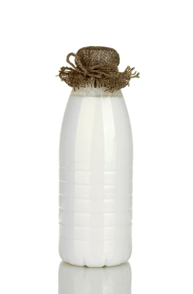 Butelka mleko na białym tle na białe tło zbliżenie — Zdjęcie stockowe